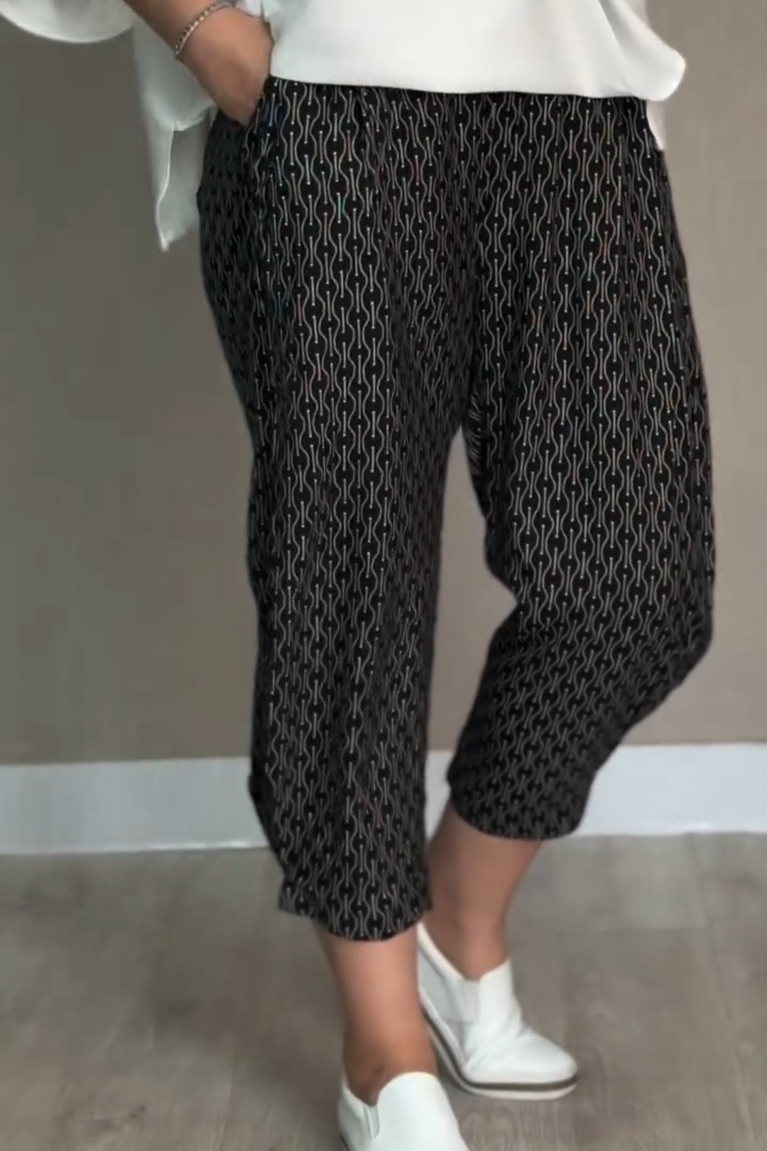 Black-Embossed Loosen Pants