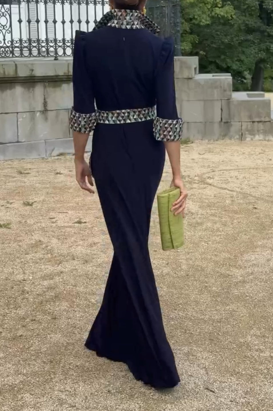 Slim-Fit Signature Shoulder Dress With A Vertical Collar